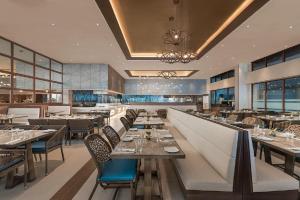 En restaurant eller et andet spisested på Henann Crystal Sands Resort