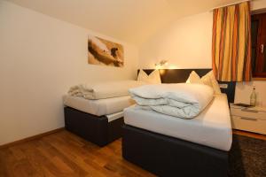 Łóżko lub łóżka w pokoju w obiekcie Chalet Karin