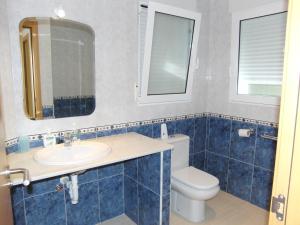 A bathroom at Eagle 2