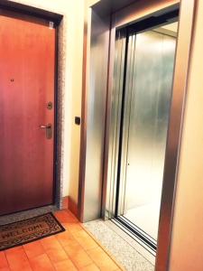 un couloir avec une porte et un verre dans l'établissement Le case di Pone, à Cologno Monzese
