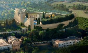 una vista aérea de un gran castillo con árboles en Villino Monte San Michele, en Oria