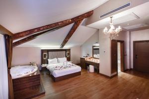 Кровать или кровати в номере Sera Lake Resort Hotel Spa & Aparts