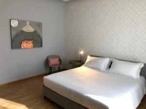A bed or beds in a room at 200 ROOMS & TERRACE
