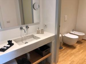 A bathroom at 200 ROOMS & TERRACE
