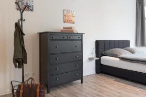 1 dormitorio con tocador negro junto a la cama en Appartement am Schloss en Gießen