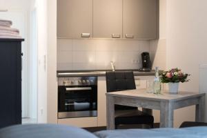 - une cuisine avec une table, un évier et une cuisinière dans l'établissement Appartement am Schloss, à Giessen