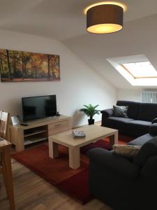 ein Wohnzimmer mit einem Sofa und einem Couchtisch in der Unterkunft Apartment Gronau in Gronau