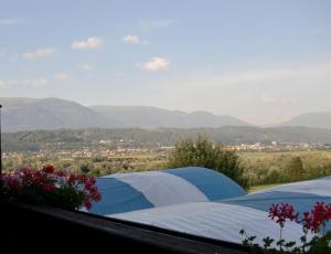 Ein allgemeiner Bergblick oder ein Berglick von des Bed & Breakfasts aus