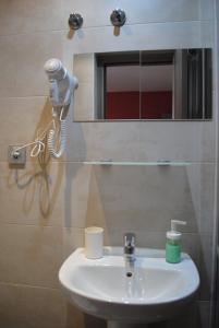 Een badkamer bij Hostal Abril Madrid