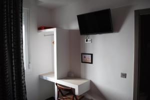 Telewizja i/lub zestaw kina domowego w obiekcie Hostal Abril Madrid