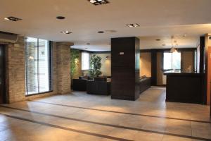 バンスコにあるFortuna Luxury Apartmentの建物内のソファとテーブルのあるロビー +66枚の写真