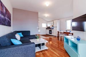 a living room with a couch and a table at Apartmani Labud in Sukošan