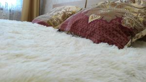ペルミにあるStudio u Permskoy Yarmarkiの枕2つ横の白い毛布