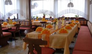 Ein Restaurant oder anderes Speiselokal in der Unterkunft Gasthof-Pension Reidnwirt 