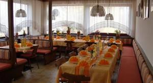 Ein Restaurant oder anderes Speiselokal in der Unterkunft Gasthof-Pension Reidnwirt 