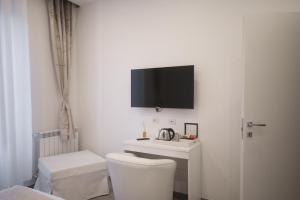 ローマにあるTrastevere Sweet Dreamのバスルーム(トイレ付)、壁掛けテレビが備わります。