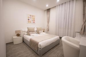 ローマにあるTrastevere Sweet Dreamの白いベッドルーム(大型ベッド1台、ソファ付)