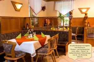 מסעדה או מקום אחר לאכול בו ב-Hotel Restaurant Waldmühle