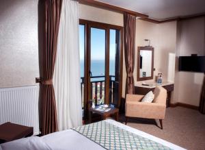 Кровать или кровати в номере Sera Lake Resort Hotel Spa & Aparts