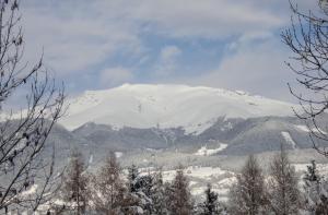 Ein allgemeiner Bergblick oder ein Berglick von des Bed & Breakfasts aus