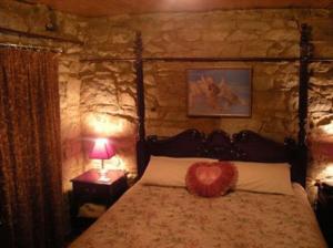 Postel nebo postele na pokoji v ubytování Colonial Cottages of Ross