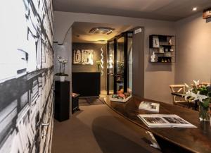 a lobby with a reception desk and a wall at Hotel Mignon in Padova