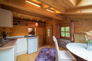 a kitchen and dining room of a log cabin at Landhaus de Gaspary in Seehausen am Staffelsee