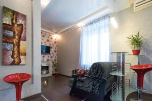 哈尔科夫Modern luxury studio in the center of Kharkiv at Konstitutsii Square的客厅配有椅子和玻璃桌