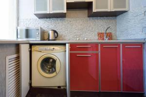 Modern luxury studio in the center of Kharkiv at Konstitutsii Square的厨房或小厨房