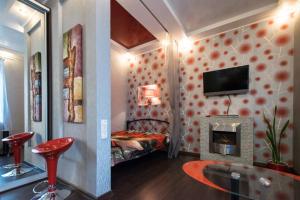 哈尔科夫Modern luxury studio in the center of Kharkiv at Konstitutsii Square的客房设有带一张床和壁炉的卧室