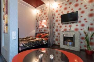 Modern luxury studio in the center of Kharkiv at Konstitutsii Square的电视和/或娱乐中心