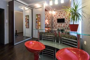 Modern luxury studio in the center of Kharkiv at Konstitutsii Square的电视和/或娱乐中心