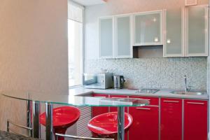 Modern luxury studio in the center of Kharkiv at Konstitutsii Square的厨房或小厨房