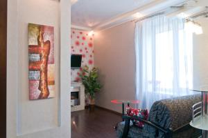 Modern luxury studio in the center of Kharkiv at Konstitutsii Square的电视和/或娱乐中心