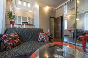 Modern luxury studio in the center of Kharkiv at Konstitutsii Square的休息区