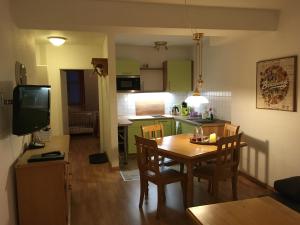 Kuchyň nebo kuchyňský kout v ubytování Hotel Alt Annaberg