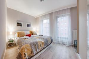 Cama o camas de una habitación en Apartamenty Sun & Snow Chmielna Park