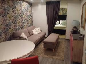 un soggiorno con divano, tavolo e letto di Suite 17 a Eindhoven