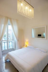 レーリチにあるVittoriaの白いベッドルーム(大型ベッド1台、窓付)