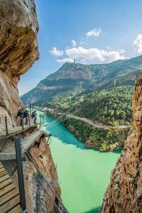 Blick auf einen Fluss von einer Klippe in der Unterkunft Apartment Antequera in Antequera