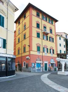 a large building in the middle of a street at Vittoria in Lerici