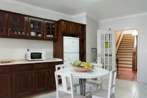 una cucina con un tavolo con una ciotola di frutta sopra di Casa do Castelo a Santiago do Cacém
