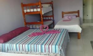 Uma ou mais camas em beliche em um quarto em Pousada Ana Raio