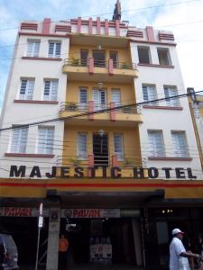un edificio con un cartel para un hotel marcella en Majestic Hotel, en Juiz de Fora