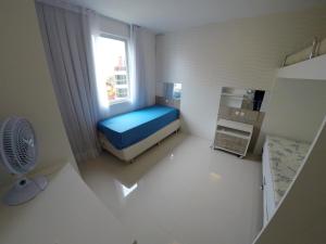 Habitación pequeña con cama y ventana en A075 - Ed. Mônica, cobertura duplex, en Bombinhas