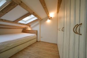 ein kleines Schlafzimmer mit einem Bett und einem Fenster in der Unterkunft Sea house in Izola