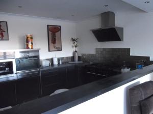 Η κουζίνα ή μικρή κουζίνα στο At Cedar Lodge +21 φωτογραφίες