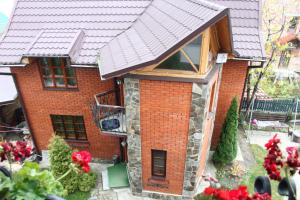 un modello di casa in mattoni con tetto in metallo di Girske Povitria Cottage a Jaremče