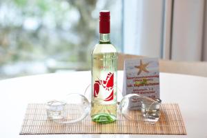 une bouteille de vin posée sur une table avec des verres dans l'établissement Fesker-5, à Morsum 3 autres photos