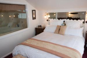 سرير أو أسرّة في غرفة في Mornington Bed & Breakfast